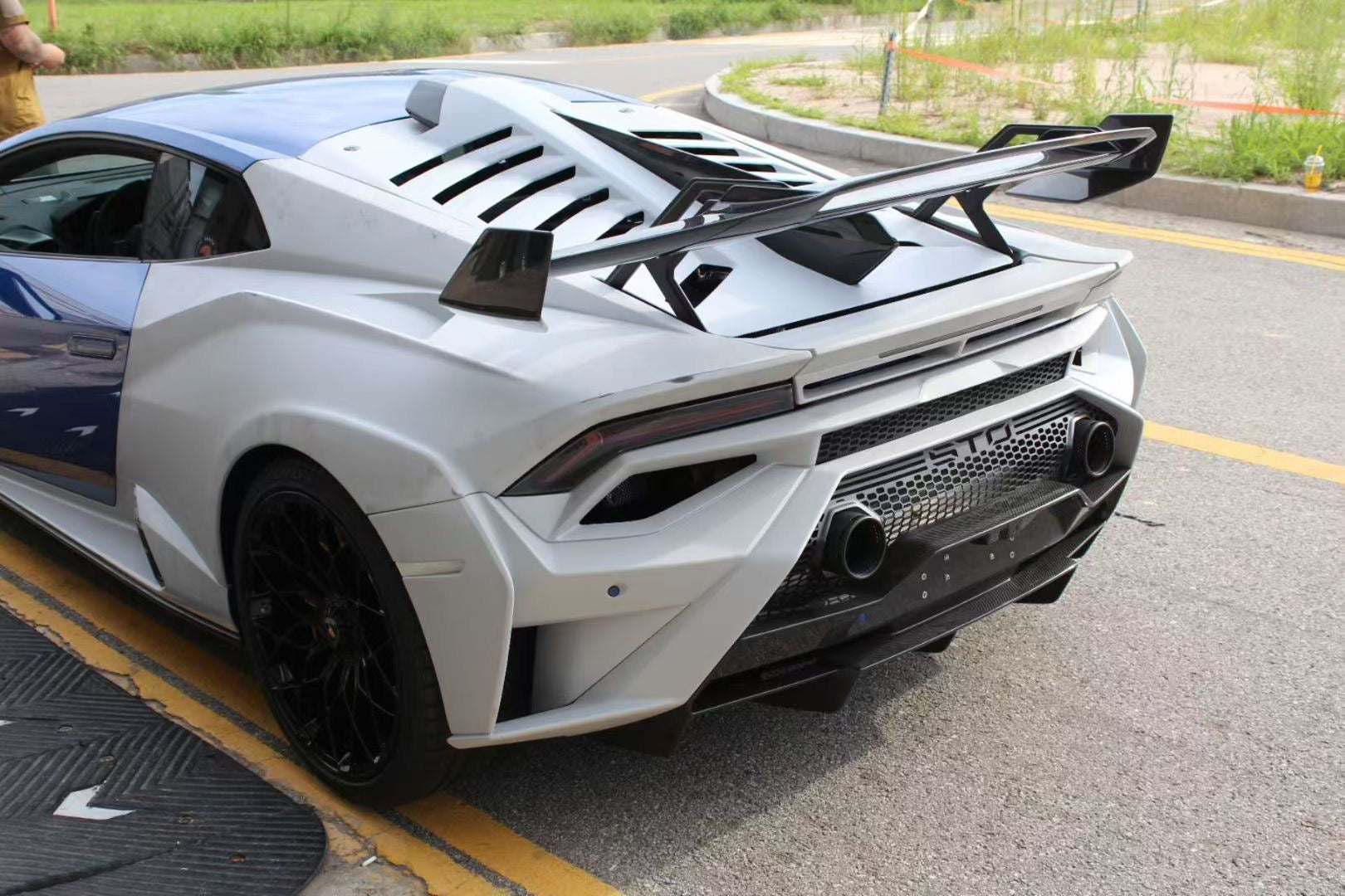 Lamborghini Huracán STO Conversion Body Kit (Dry Carbon)