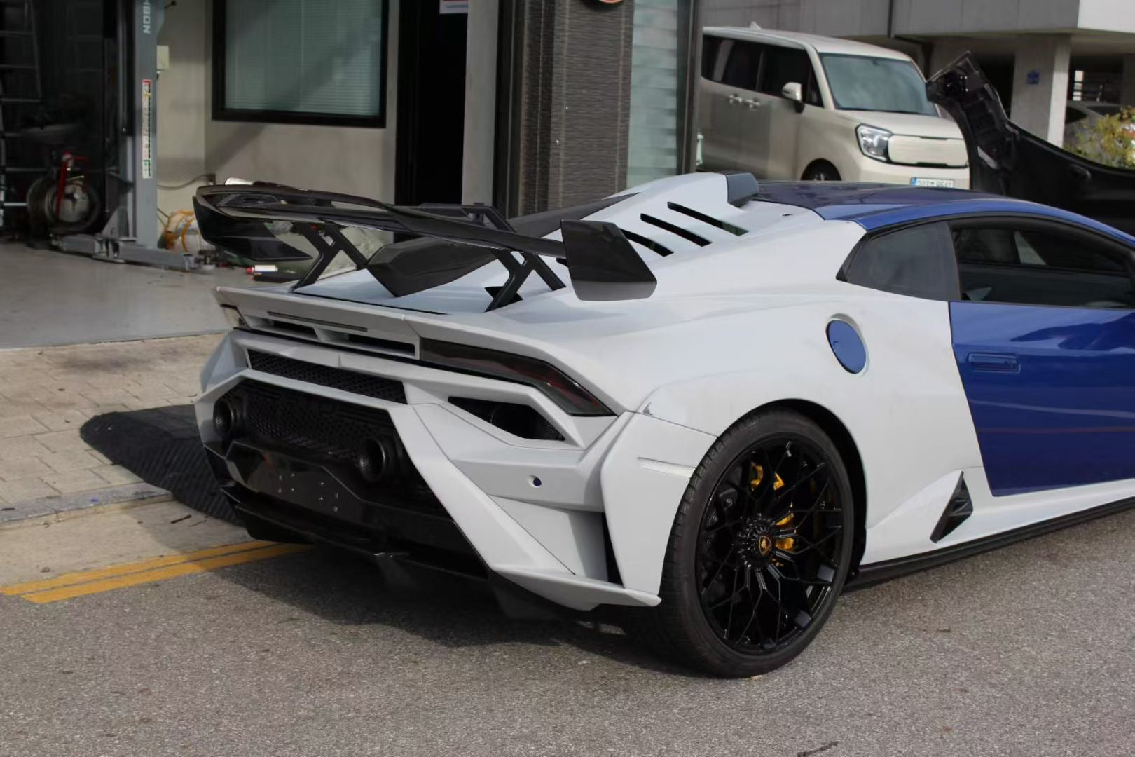 LAMBORGHINI HURACAN STO CONVERSION BODYKIT